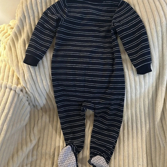 Carter's - long sleeve footed fleece truck design sleeper. Size 2T - Picture 5 of 5